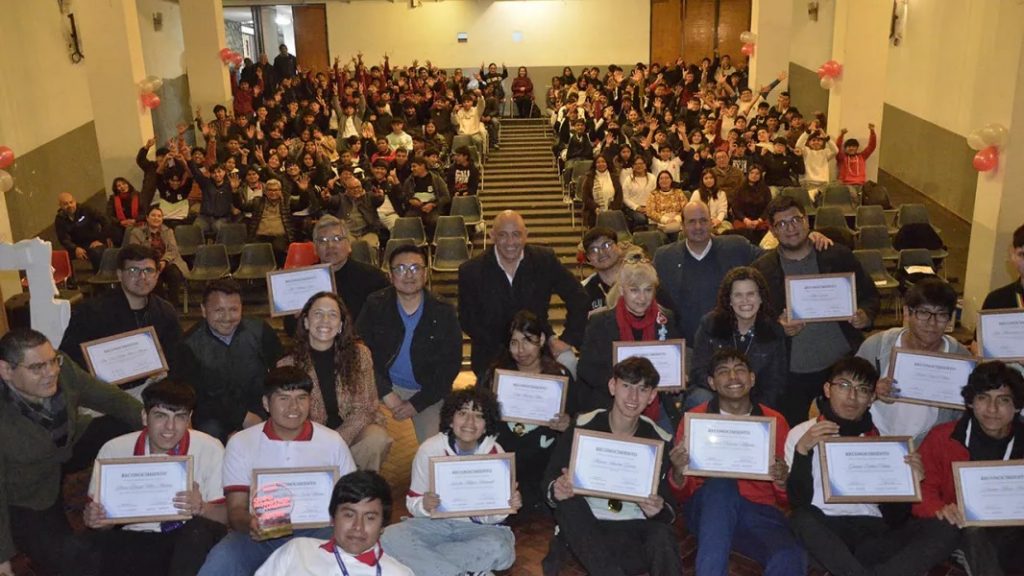 Alumnos de la E.E.T. Alberto Einstein se destacaron en robótica en eventos nacionales e internacionales