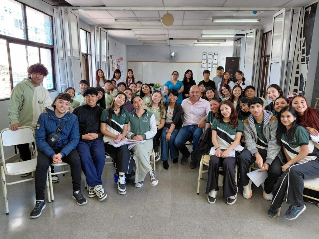El ministro Dib Ashur compartió su experiencia con alumnos del Polivalente de Artes